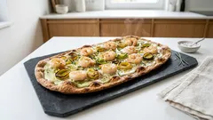 Vollkorn-Flammkuchen mit Wasabi-Sahne, Lauch & Garnelen – schön knusprig