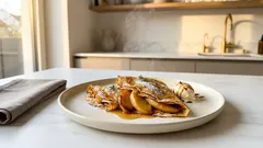 Apfel-Calvados-Crêpes: zarte Crêpes mit warmen Honigäpfeln wie im Bistro